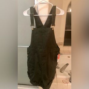 Women’s overall shorts, Cider brand, NWOT with tag